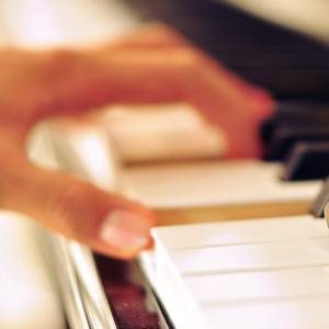 一边操逼一边打电话,操她
